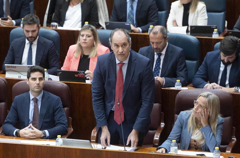 Archivo - El consejero de Digitalización, Miguel López-Valverde Argüeso, interviene durante un pleno en la Asamblea de Madrid. A su izquierda, el consejero de Educación, Ciencia y Universidades, Emilio Viciana. 