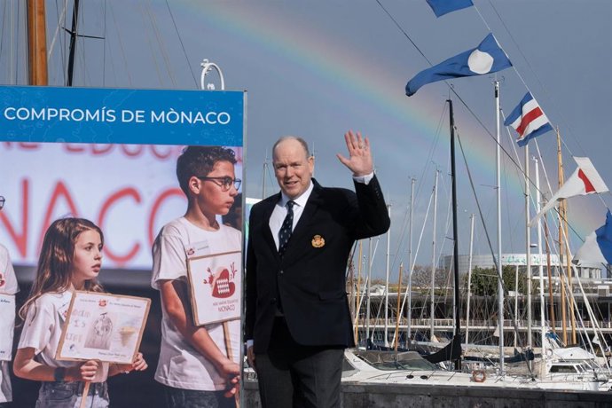 El príncipe Alberto II de Mónaco durante la inauguración de la exposición ‘Es hora de actuar’ en la Conferencia del Decenio del Océano (Port Vell), a 9 de abril de 2024, en Barcelona, Catalunya (España). ‘Es hora de actuar’ es una exposición dedicada a la