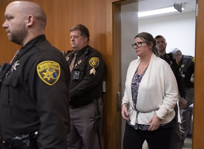 Archivo - February 6, 2024, Oakland County, Michigan, USA: JENNIFER CRUMBLEY walks into the Oakland County courtroom before being found guilty on four counts of involuntary manslaughter on Tuesday. A jury has found Jennifer Crumbley, the mother of Michiga