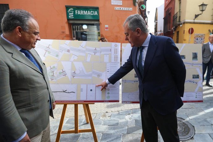 El alcalde de Sevilla, junto a uno de los paneles explicativos con el proyecto de repavimentación de la calle Zaragoza.