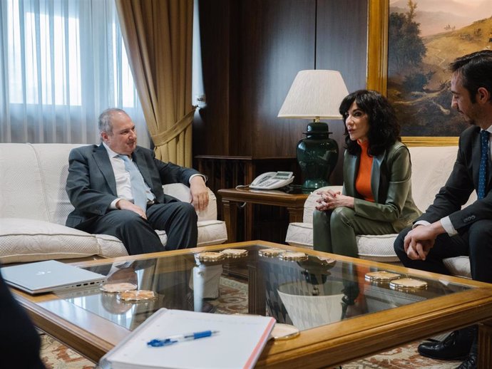 El ministro de Industria y Turismo, Jordi Hereu (i); la consejera delegada de Pymar, Almudena López del Pozo (c) y el secretario general de Pymar, José Francisco Fernández (d).