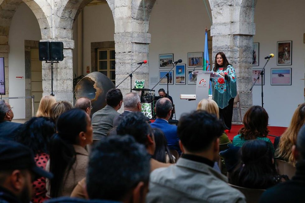La consejera de Inclusión Social, Begoña Gómez del Río, interviene en el acto del Día Internacional del Pueblo Gitano en el Parlamento de Cantabria