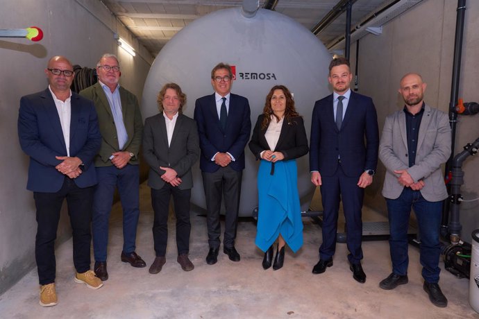 Pablo Acevedo (director de operaciones y sostenibilidad del RCTB-1899), Albert Agustí (presidente de honor del RCTB-1899), David Escudé, Jordi Cambra, Laura Vilagr, Felipe Campos y Albert Centelles (director técnico del proyecto de ingeniería de CENPAS)