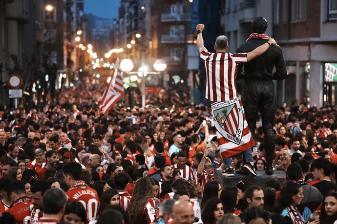 Aficionados del Athletic Club de Bilbao llenan los alrededores del Estadio de San Mamés, a 6 de abril de 2024, en Bilbao, Vizcaya, País Vasco (España). Se trata de la 120ª edición de la Copa del Rey y es la principal competición nacional de fútbol por eli