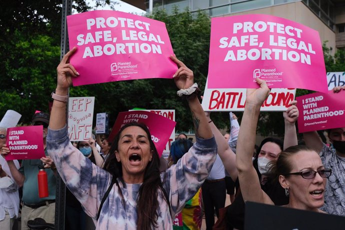 Archivo - May 3, 2022, Tucson, Arizona, USA: Around a thousand Pro-Choice abortion rights demonstrators hold a rally outside the Federal Courthouse in Tucson. They came out to protest after a leaked draft majority opinion from the Supreme Court showed tha