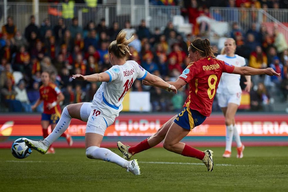 Mariona Caldentey dispara a puerta en el partido ante Chequia de la fase de clasificación para la Eurocopa de 2025