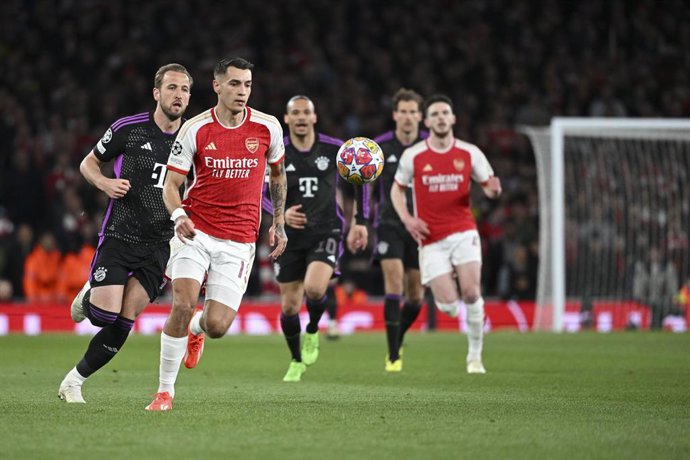 09 April 2024, United Arab Emirates, London: Arsenal's Jakub Kiwior (C) and Munich's Harry Kane battle for the ball during the UEFA Champions League quarter-final, first leg soccer match between Arsenal and Bayern Munich at the Emirates Stadium. Photo: 