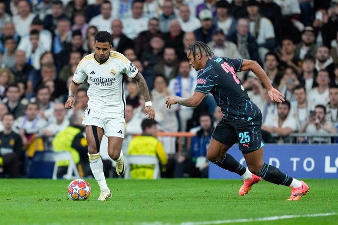 Rodrygo Goes ante Manuel Akanji en el Real Madrid-Manchester City del Santiago Bernabéu