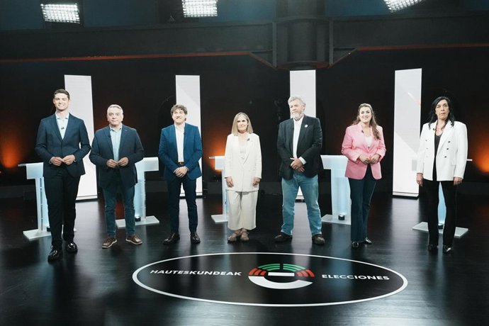 Los candidatos antes del inicio del debate electoral que TVE ha celebrado entre los principales candidatos y representantes a las elecciones vascas