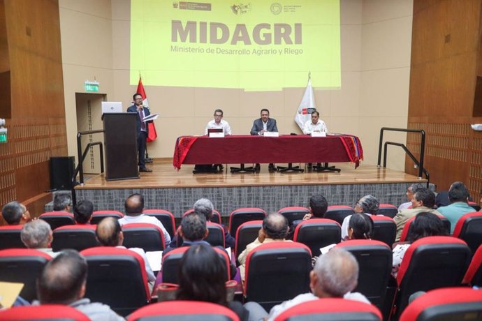 Ministro de Desarrollo Agrario y Riego, Angel Manero se reunió con organizaciones de usuarios de riego del país.