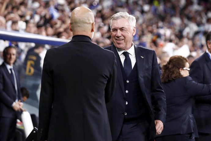 Pep Guardiola, entrenador del Manchester City, y Carlo Ancelotti, técnico del Real Madrid, se saludan ante de la ida de los cuartos de final de la Liga de Campeones 2023-2024, en el Santiago Bernabéu. 
