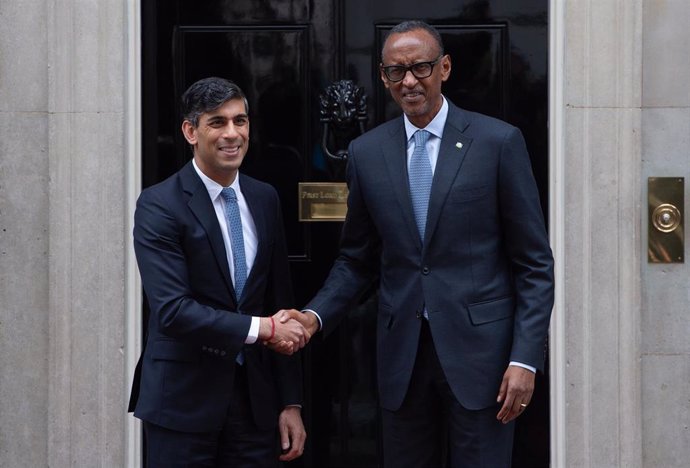 El primer ministro de Reino Unido, Rishi Sunak (izquierda), y el presidente de Ruanda, Paul Kagame (derecha)