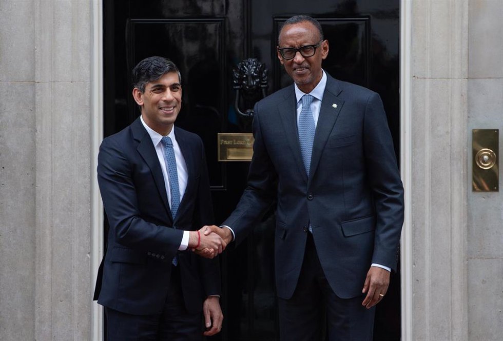 El primer ministro de Reino Unido, Rishi Sunak (izquierda), y el presidente de Ruanda, Paul Kagame (derecha)