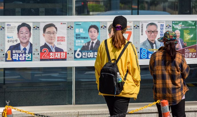 Carteles de los candidatos para las elecciones legislativas de Corea del Sur