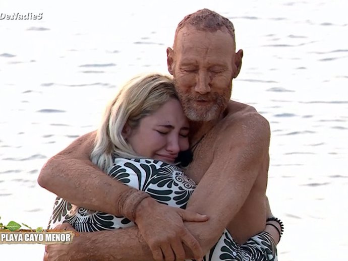 Pedro Aguado abraza a su hija en 'Tierra de nadie'.