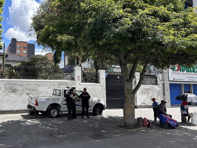 La Policía de Ecuador ante la Embajada de México en Quito