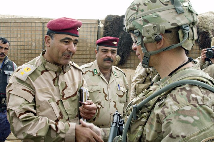 Archivo - Imagen de archivo de oficiales militares iraquíes y estadounidenses