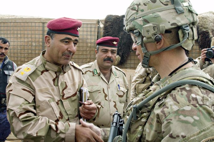 Archivo - Jan. 15, 2015 - Heet, Iraq - U.S. Army Command Sgt. Maj. Michael A. Grinston a advisor with the 1st Infantry Division, right, greets an Iraqi officer during training of Iraqi army soldiers training at Al Asad Air Base January 15, 2015 in Heet, I