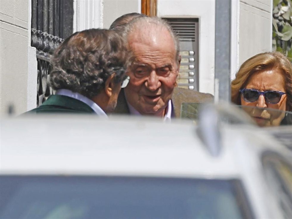 El rey Juan Carlos, en el centro de la capital minutos después de su llegada