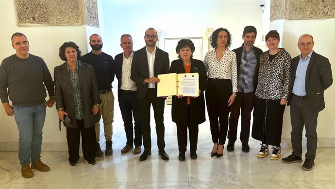Foto de familia tras la firma en el Taller del Moro de Toledo del convenio entre el IEA y la FUCIN.