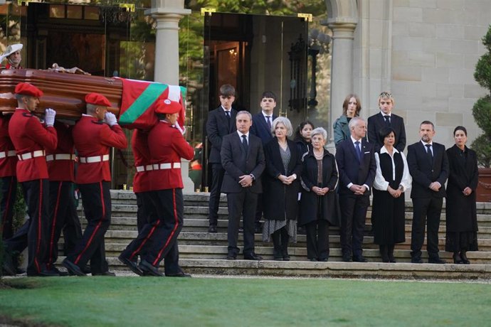 El Lehendakari, Iñigo Urkullu, y la familia de José Antonio Ardanza reciben el coche funebre con los restos del exlehendakari en el Palacio de Ajuria Enea.