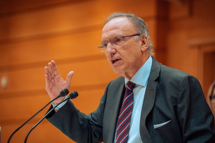 El senador del PSOE, Francisco Manuel Fajardo, interviene durante una sesión plenaria en el Senado, a 10 de abril de 2024, en Madrid (España).