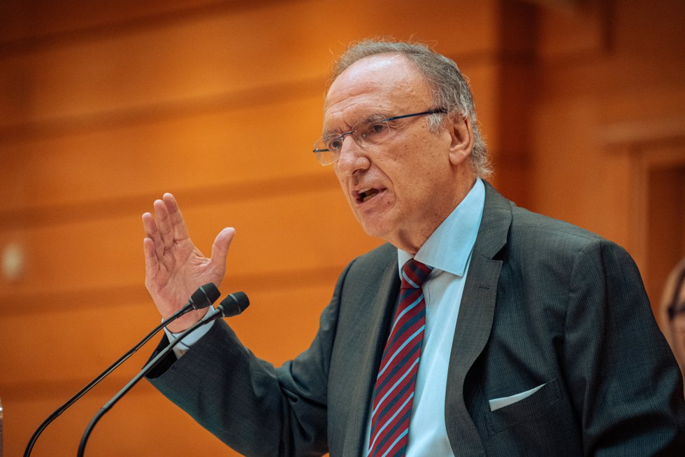 El senador del PSOE, Francisco Manuel Fajardo, interviene durante una sesión plenaria en el Senado, a 10 de abril de 2024, en Madrid (España).