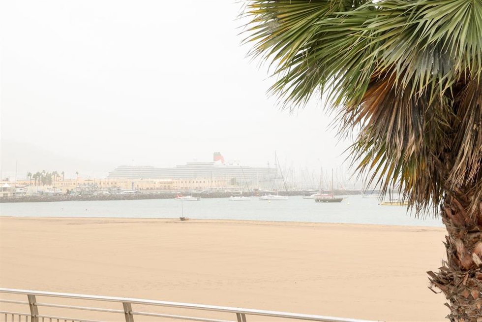 Archivo - Una playa de Las Palmas de Gran Canaria con calima, a 27 de diciembre de 2022, en Las Palmas de Gran Canaria, Las Palmas, Islas Canarias (España). El viento de hoy ha causado más de 125 incidentes, como caídas de ramas de árboles, palmeras, po