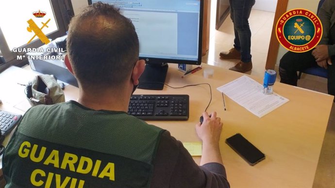 Miembro del 'Equipo@' de la Comandancia de la Guardia Civil de Albacete.