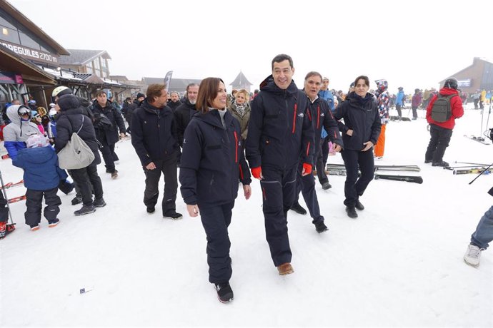 Archivo - El presidente de la Junta de Andalucía, Juanma Moreno, y la Consejera de Fomento, Rocío Díaz,  en una visita a la estación de Sierra Nevada. Archivo.