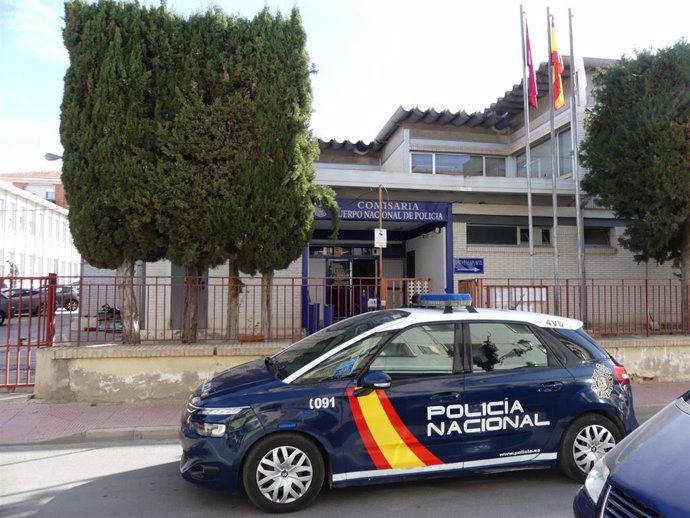 Imagen de un coche patrulla en la Comisaría de Policía Nacional en Molina de Segura