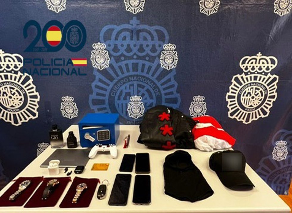 Dos detenidos al ser sorprendidos en un control con una caja fuerte robada en una casa en Catral