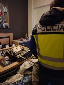 Un agente de la policía en el piso en el que estaban encerradas las mujeres.