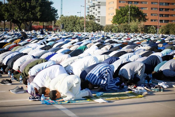 Los musulmanes celebran la fiesta del Fin del Ramadán, a 10 de abril de 2024, en Almería. 