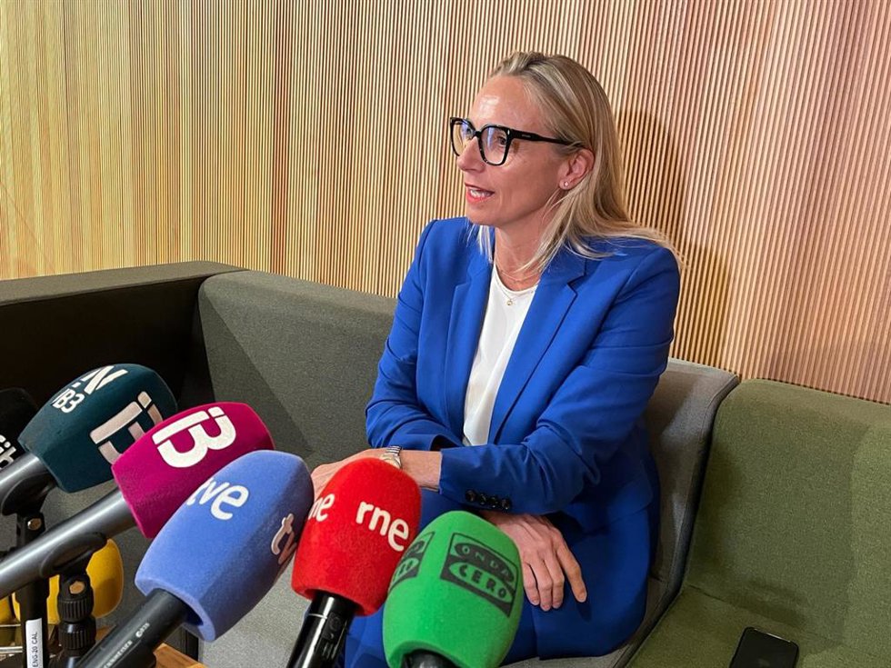 La presidenta de la Federación Empresarial Hotelera de Mallorca (FEHM), María Frontera, atendiendo a los medios.