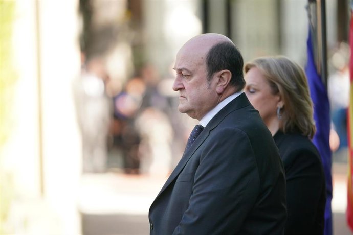 El presidente del EBB del PNV, Andoni Ortuzar, en la capilla ardiente del exlehendakari, José Antonio Ardanza