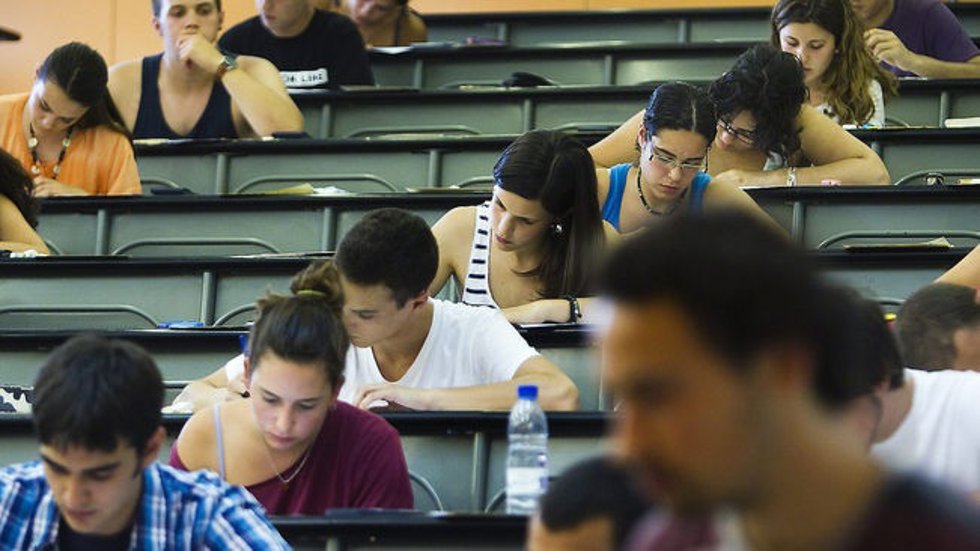 Archivo - Estudiantes en clase.
