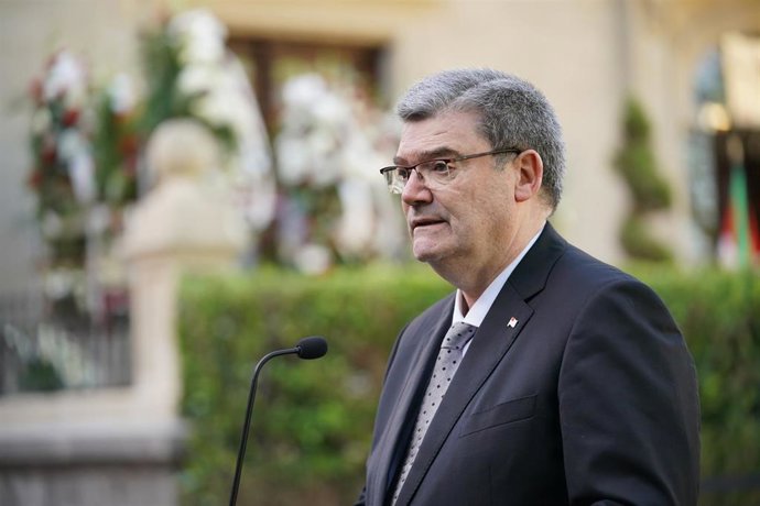 El alcalde de Bilbao, Juan Mari Aburto, en la capilla ardiente del exlehendakari, José Antonio Ardanza