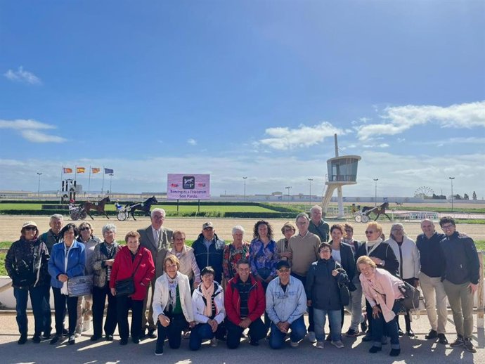 La asociación de personas mayores Monturi durante su visita al Hipódromo de Son Pardo, donde han estado acompañados por el presidente del Instituto de Deporte Hípico de Mallorca, Gaspar Oliver.