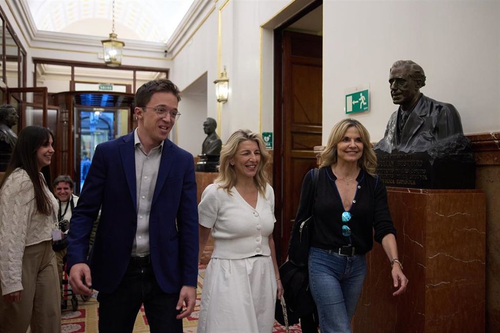 La vicepresidenta segunda y ministra de Trabajo y Economía Social, Yolanda Díaz (c), y el líder de Más País, Iñigo Errejón (i), durante una sesión plenaria en el Congreso de los Diputados, a 9 de abril de 2024, en Madrid (España).