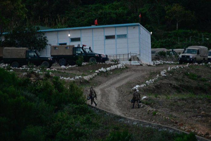 Archivo - Imagen de archivo de la acción de militares vigilando el paso fronterizo de la barriada de Benzu tras un intento de salto de valla en octubre de 2023, en Ceuta  