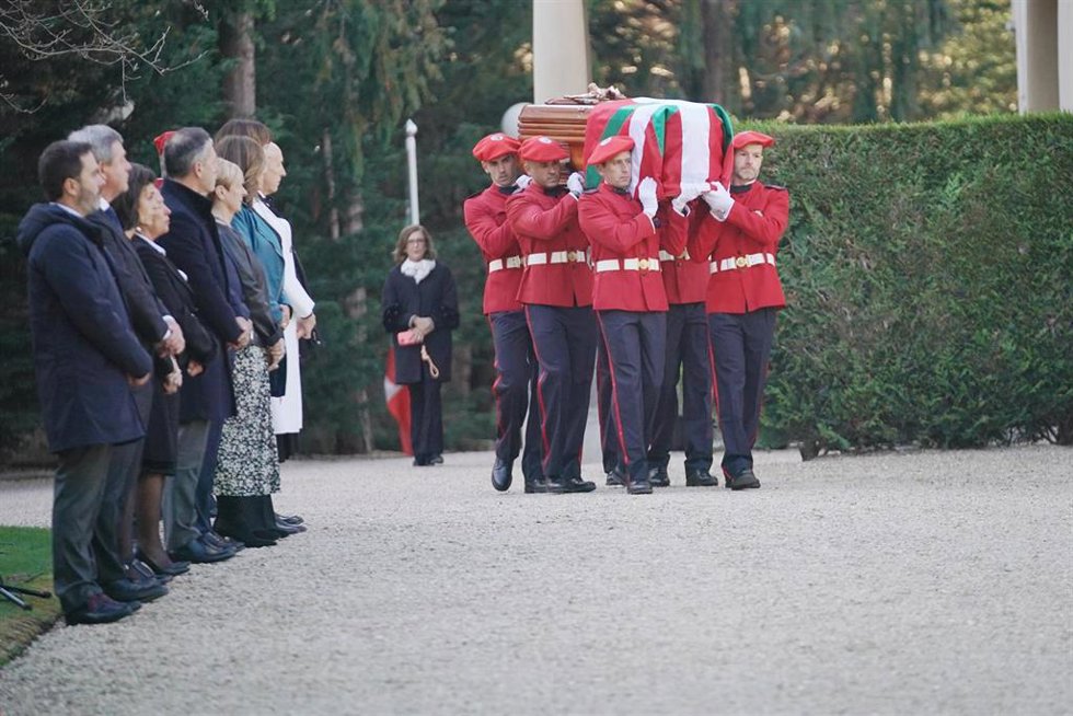 Llegada del féretro del exlehendakari José Antonio Ardanza al Palacio de Ajuria Enea, a 10 de abril de 2024, en Vitoria-Gasteiz, Álava