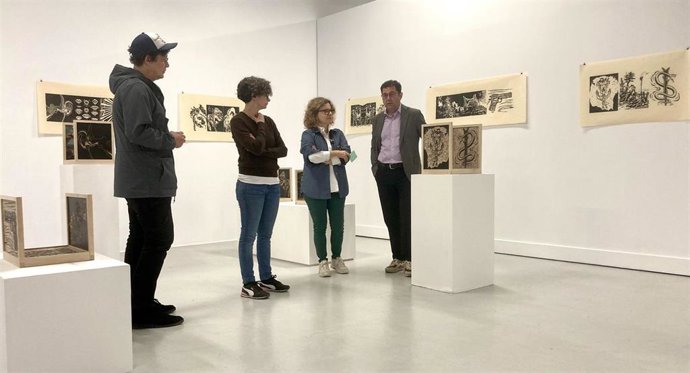 Visita del director general del Instituto de las Industrias Culturales y las Artes, Manuel Cebrián, al montaje de la exposición 'Magmática progresiva' de Clara Carvajal en Centro Párraga