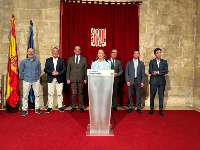 La presidenta del Govern, Marga Prohens, en rueda de prensa en la Capilla del Consolat de Mar.