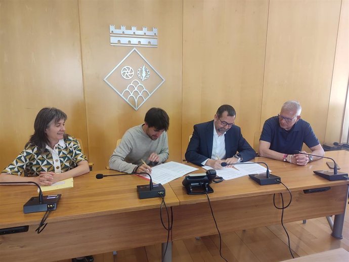 Acuerdo firmado por el alcalde de Sant Feliu de Codines, Pol Cabutí, y el presidente de la Cámara en el Vallès Oriental, Pep Garcia