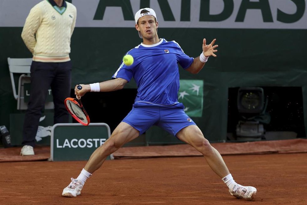 Archivo - El argentino Diego Schwartzman golpea una bola durante Roland Garros 2023
