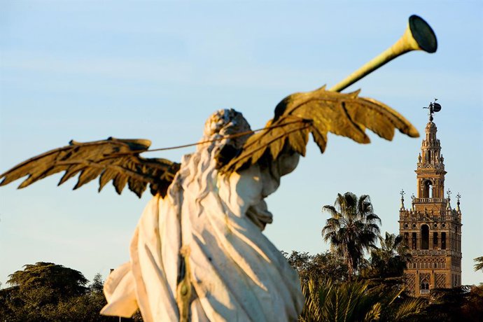 Archivo - Símbolo de la Fama, que corona la puerta principal del Rectorado de la Universidad de Sevilla.