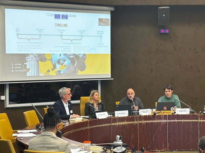 A la derecha, profesores Moreno y Gómez, durante la presentación del proyecto en el Consejo de Europa.
