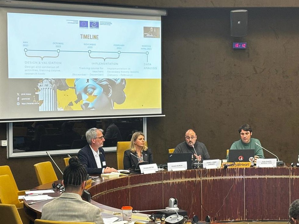 A la derecha, profesores Moreno y Gómez, durante la presentación del proyecto en el Consejo de Europa.