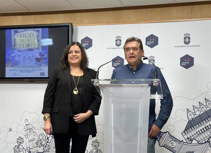 La concejala de Festejos del Ayuntamiento de Ciudad Real, Fátima de la Flor, y el responsable de la organización del mercado, Gregorio Berjaga, en rueda de prensa.
